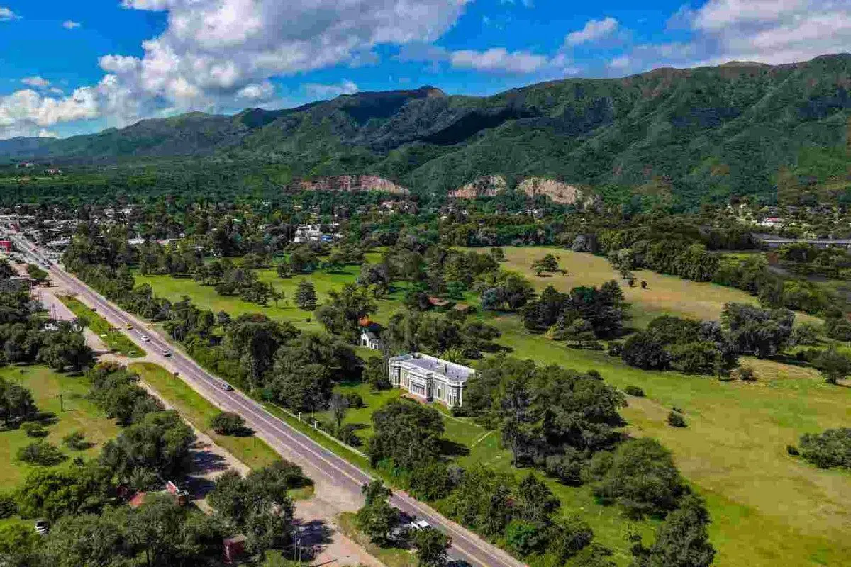 VENTA CASONA Y 17 HAS COSTA AL LAGO SOBRE RUTA 38 3