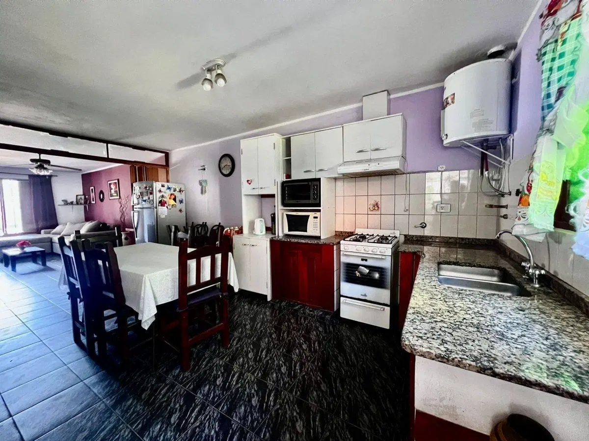VENTA  CASA 2 DORM BARRIO  PARQUE  LICEO TERCERA 3