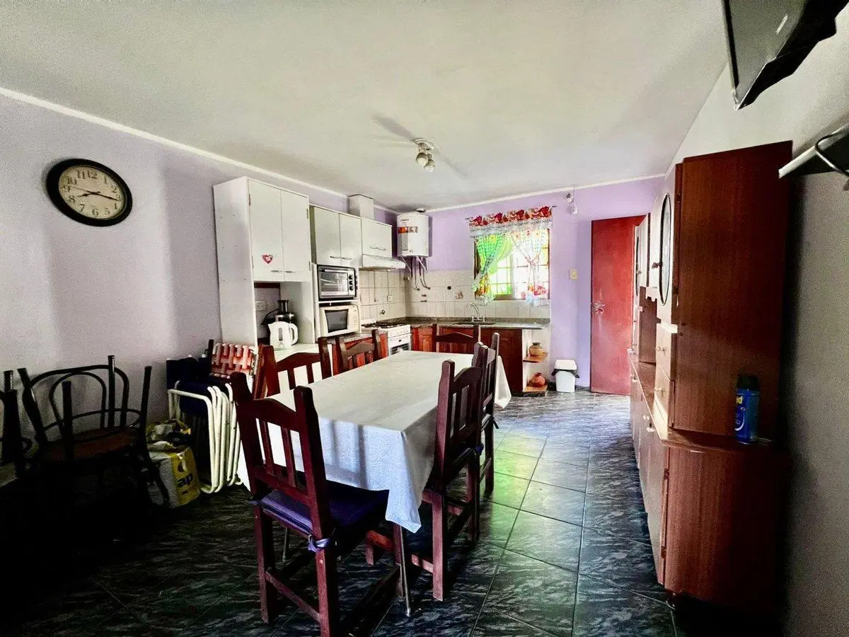 VENTA  CASA 2 DORM BARRIO  PARQUE  LICEO TERCERA 5