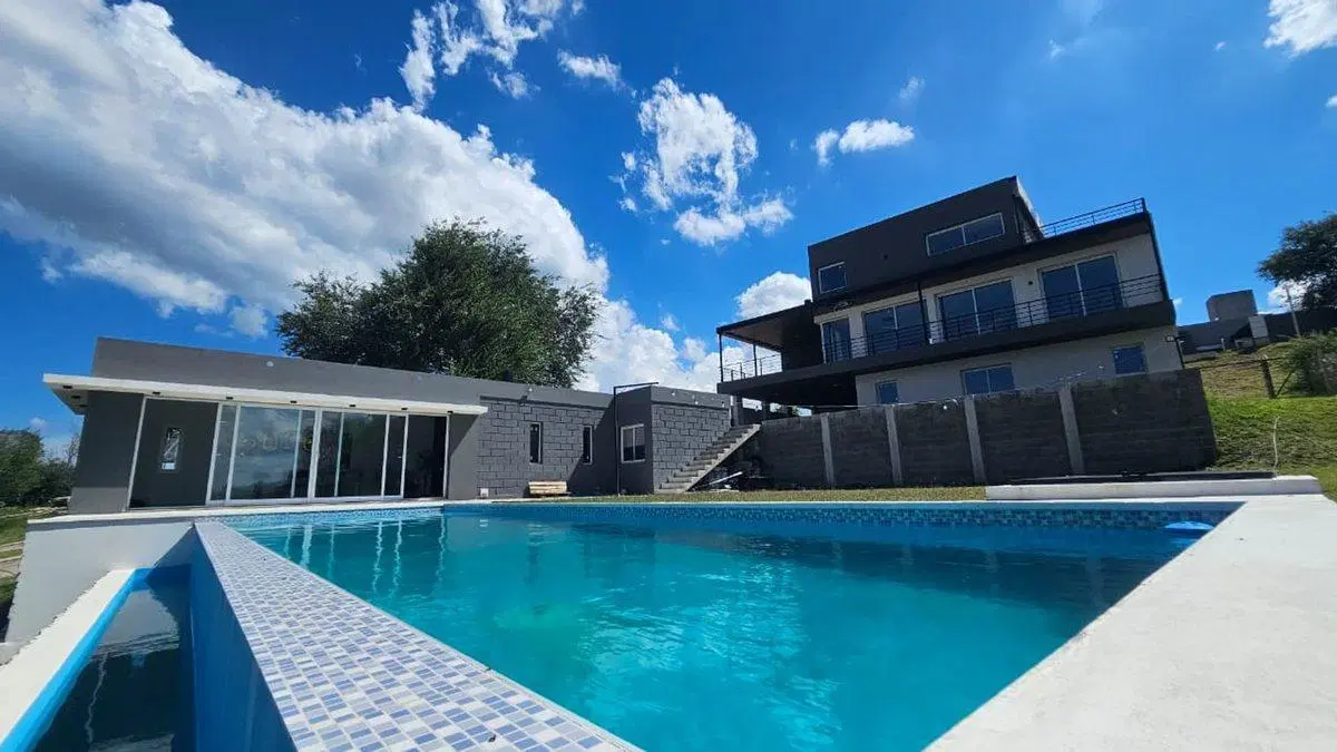 VENTA CASA CATEGORIA EN ALTOS DE CARLOS PAZ 3