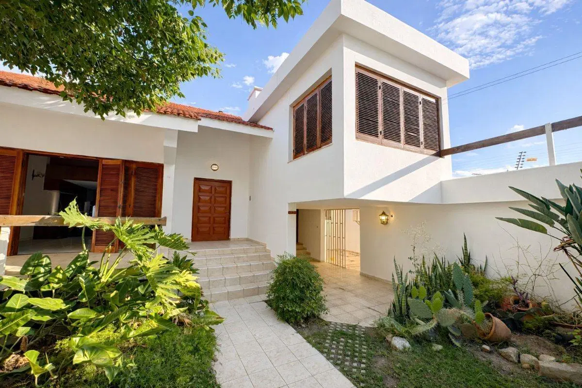 VENTA CASA 3 DORM Y ESCRITORIO BARRIO ARGUELLO 3