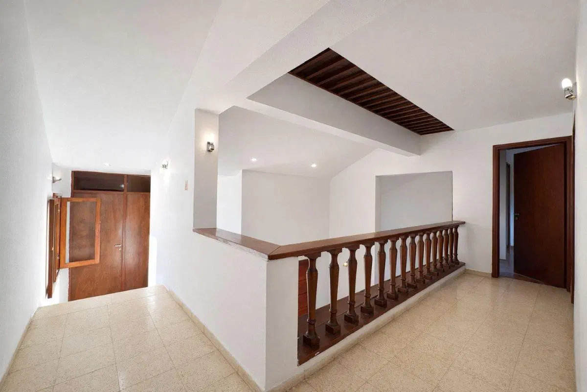 VENTA CASA 3 DORM Y ESCRITORIO BARRIO ARGUELLO 4