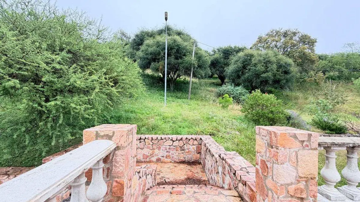 CASA DE AUTOR EN PIEDRA 11 HECTÁREAS EL PUEBLITO 2