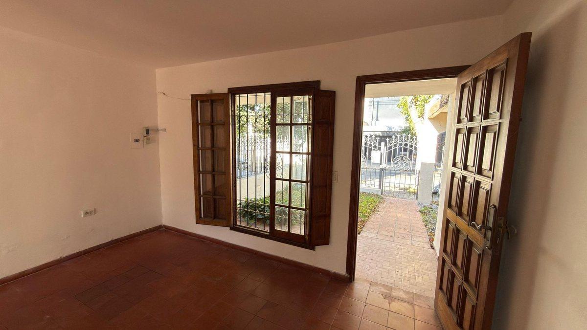 Foto de VENTA CASA 2 DORMITORIOS VILLA CABRERA, imagen 2