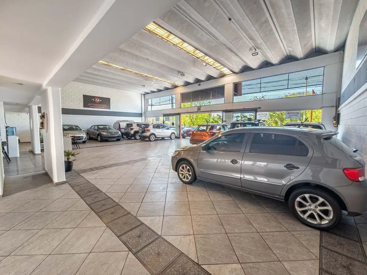 Venta salon comercial en Av Sagrada Flia c renta 4