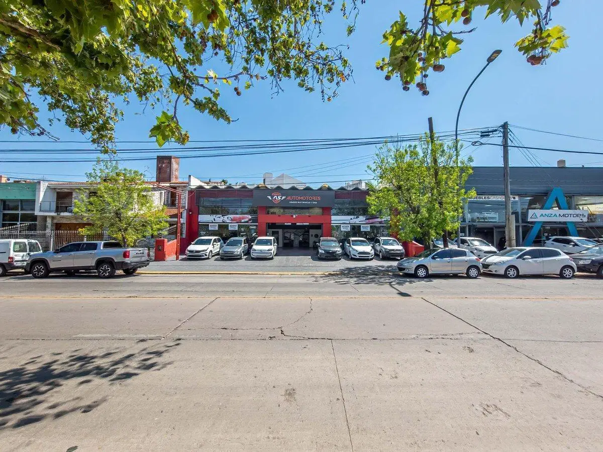 Venta salon comercial en Av Sagrada Flia c renta 3