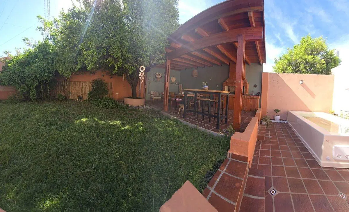 VENTA CASA DE CATEGORIA 3 DORMITORIOS RES OLIVOS 2