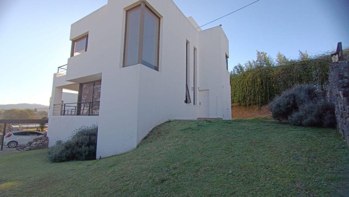 Foto de VENTA CASA 2 DORM PILETA VILLA ALLENDE GOLF, imagen 1
