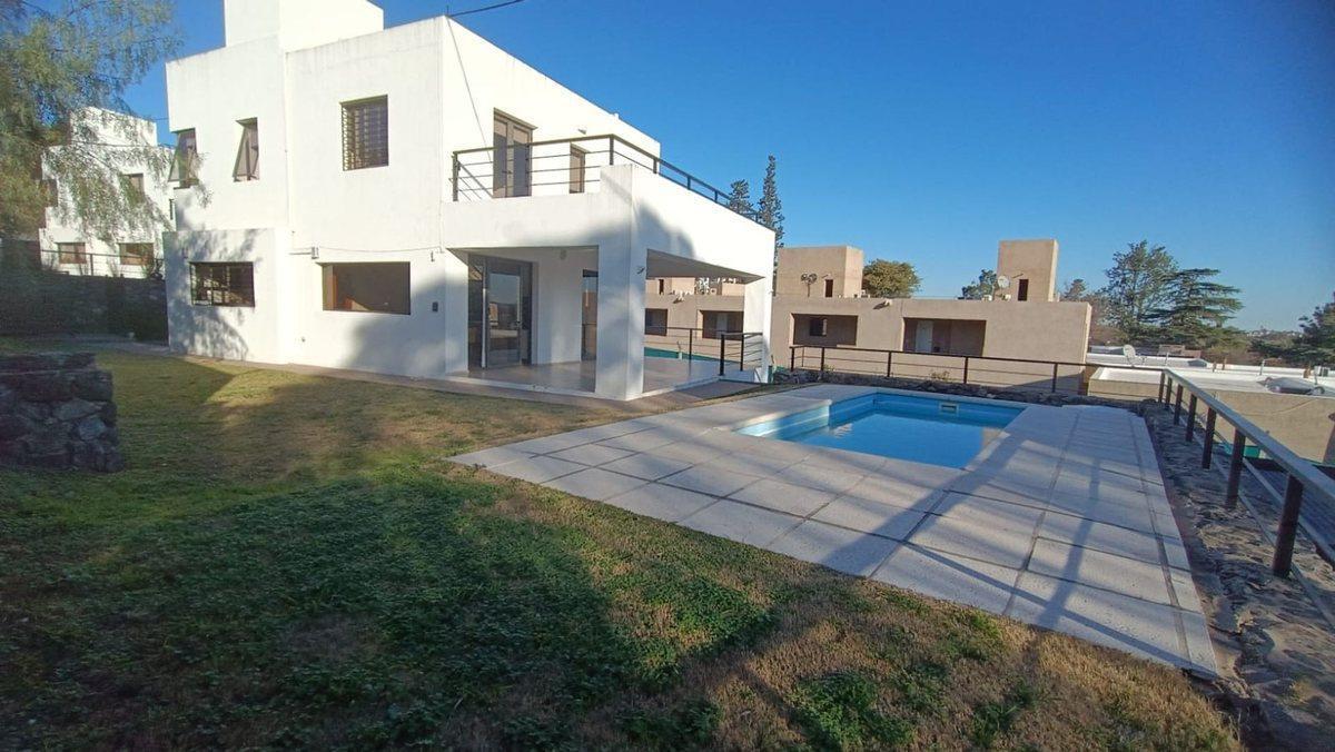 VENTA CASA 2 DORM PILETA VILLA ALLENDE GOLF