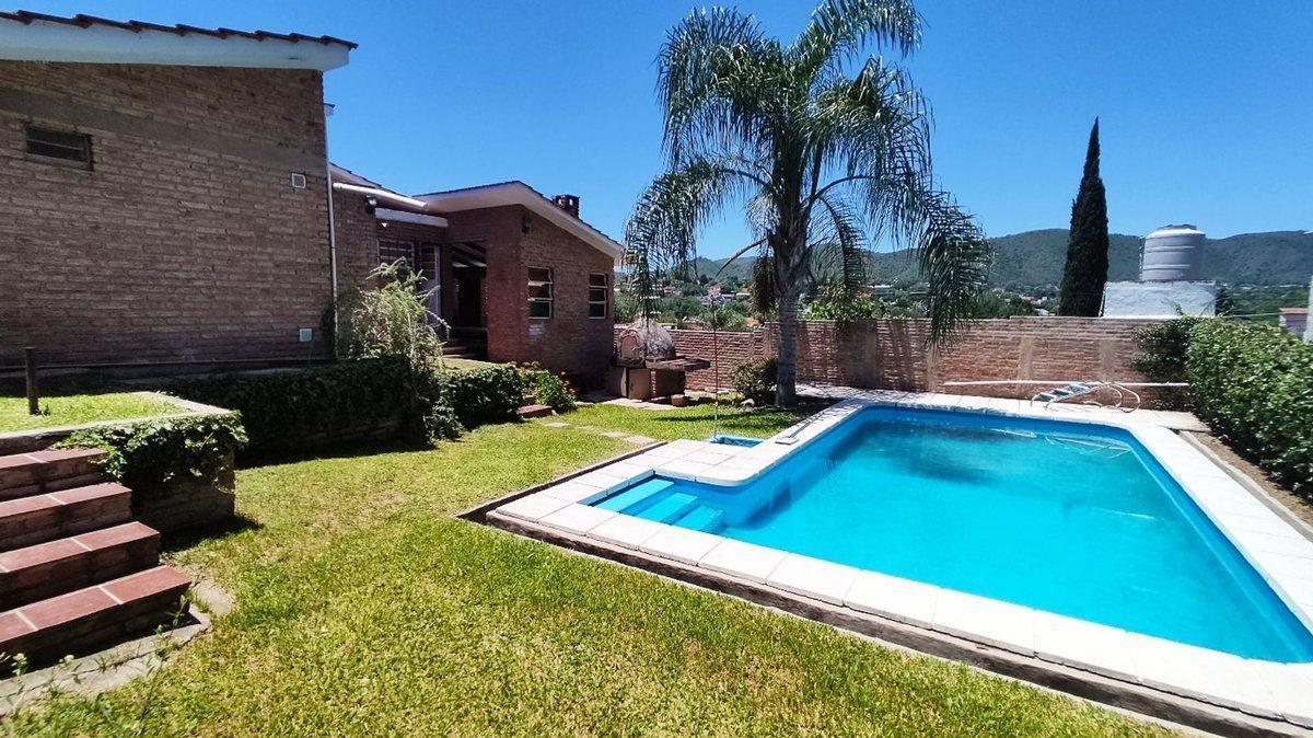 Foto de VENTA CASA 3 DORM PISCINA ESCRITURA CARLOS PAZ, imagen 2