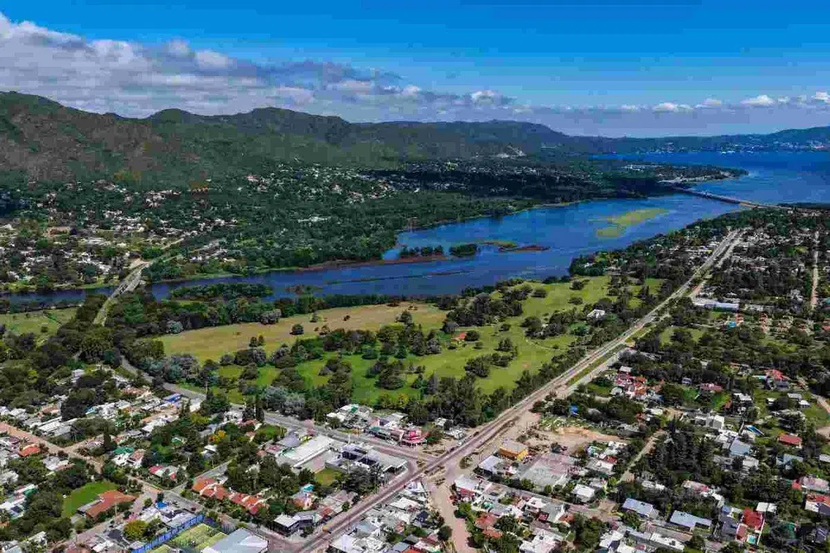 VENTA CASONA Y 17 HAS COSTA AL LAGO SOBRE RUTA 38 3
