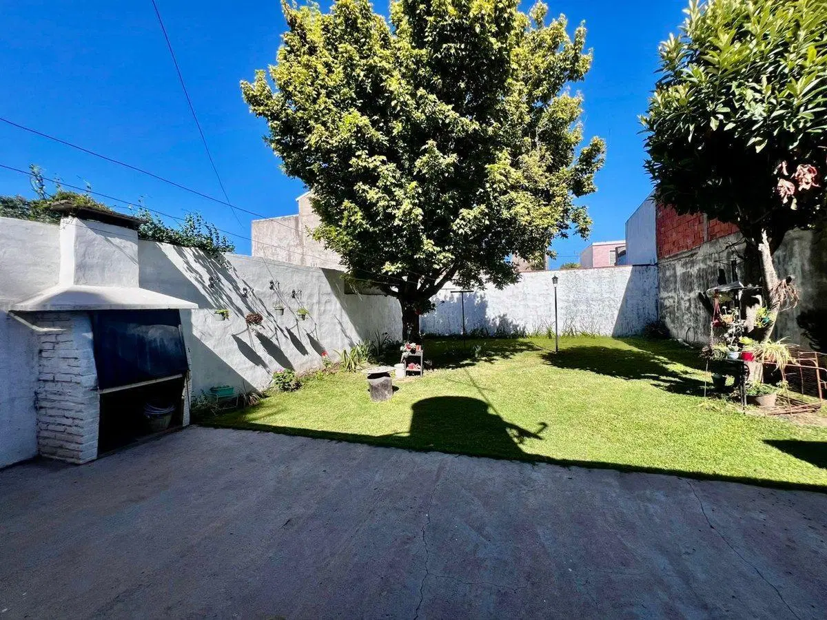 VENTA  CASA 2 DORM BARRIO  PARQUE  LICEO TERCERA 3