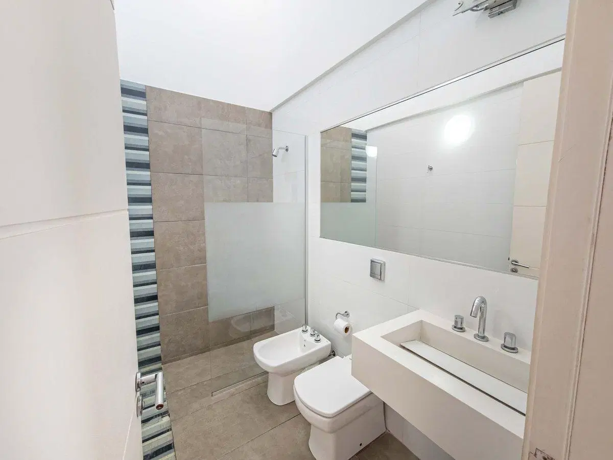 CASA DE CATEGORIA EN VENTA - LOMAS DE LA CAROLINA 8