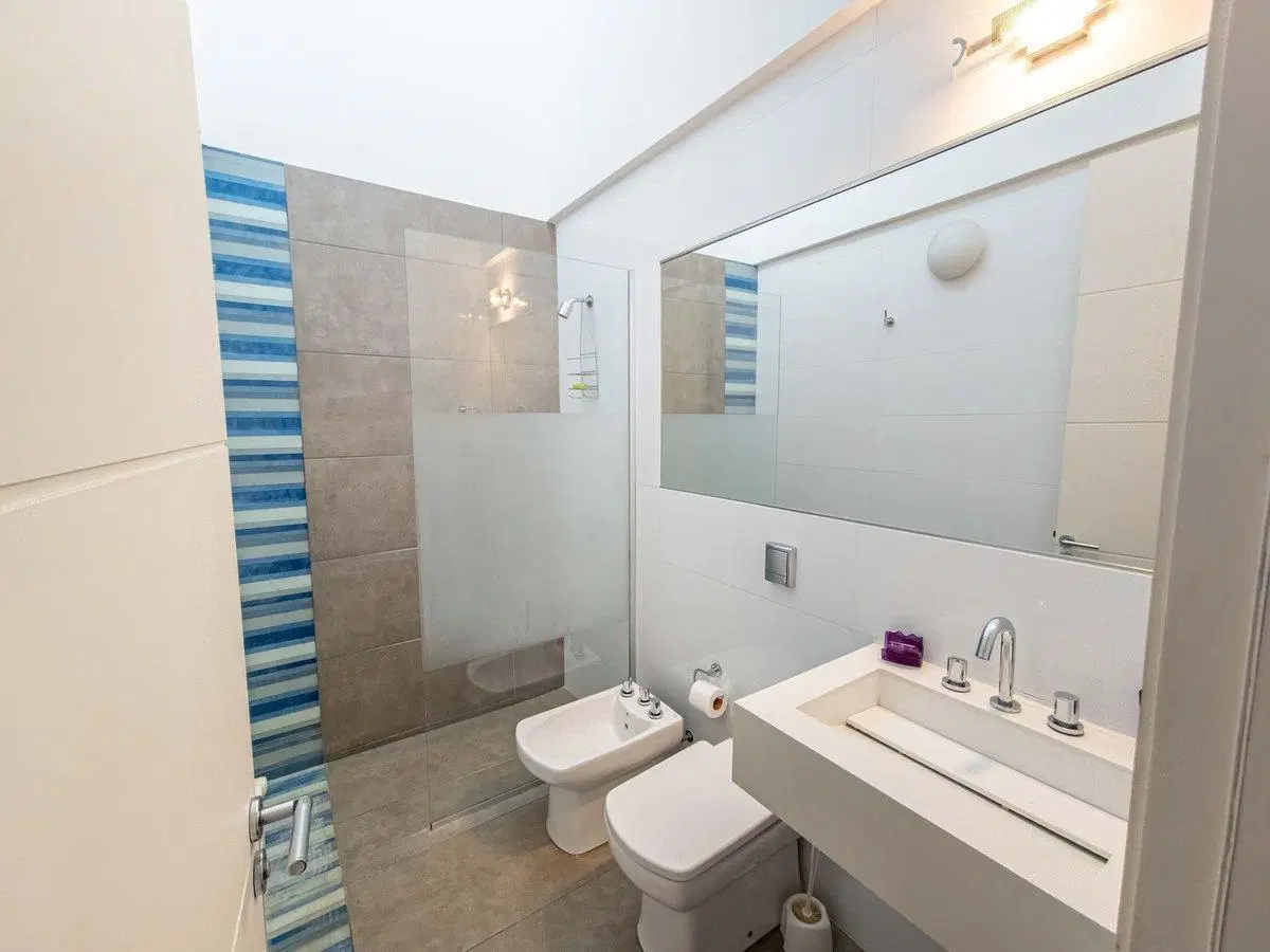 CASA DE CATEGORIA EN VENTA - LOMAS DE LA CAROLINA 2
