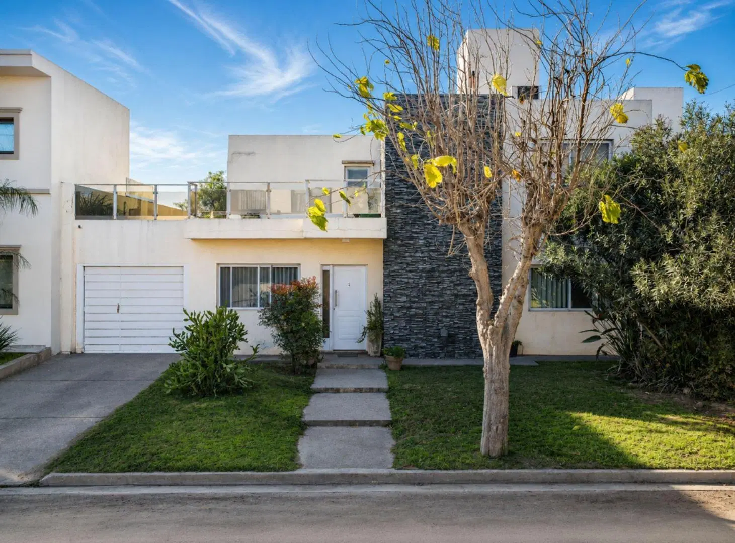VENTA AMPLIA CASA 4 DORM TEJAS III 2