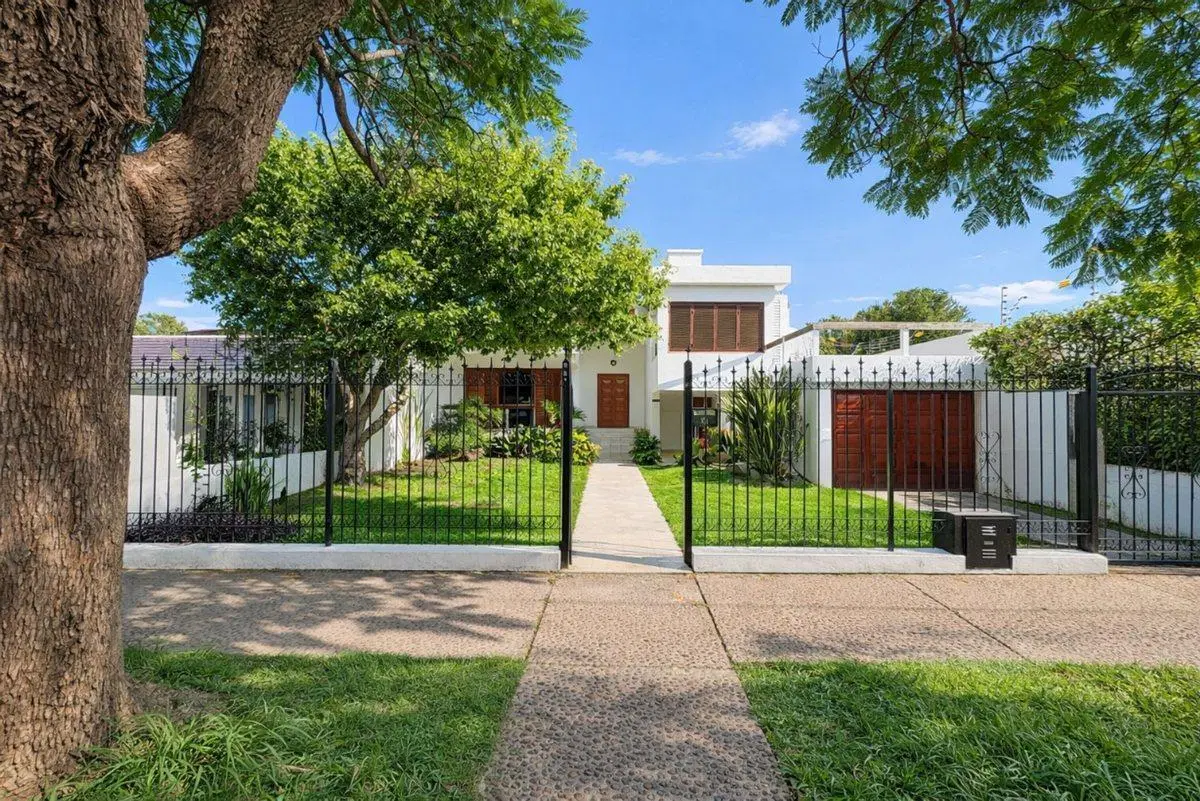 VENTA CASA 3 DORM Y ESCRITORIO BARRIO ARGUELLO 4