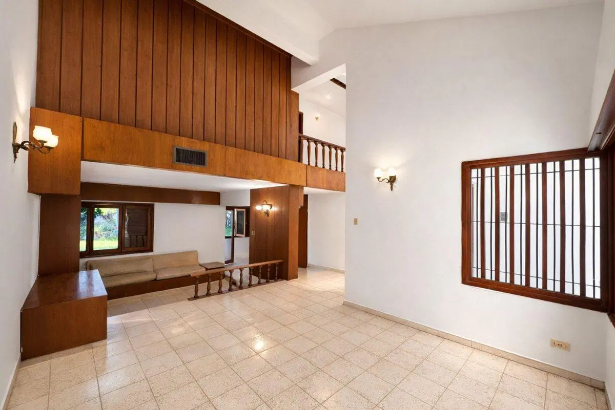VENTA CASA 3 DORM Y ESCRITORIO BARRIO ARGUELLO 5