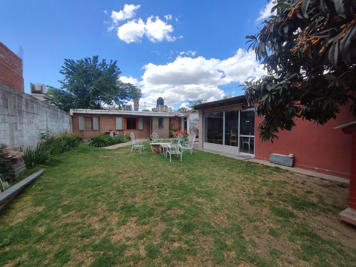 Foto de VENTA CASA 3 DORMITORIOS Y QUINCHO VILLA ALLENDE, imagen 2