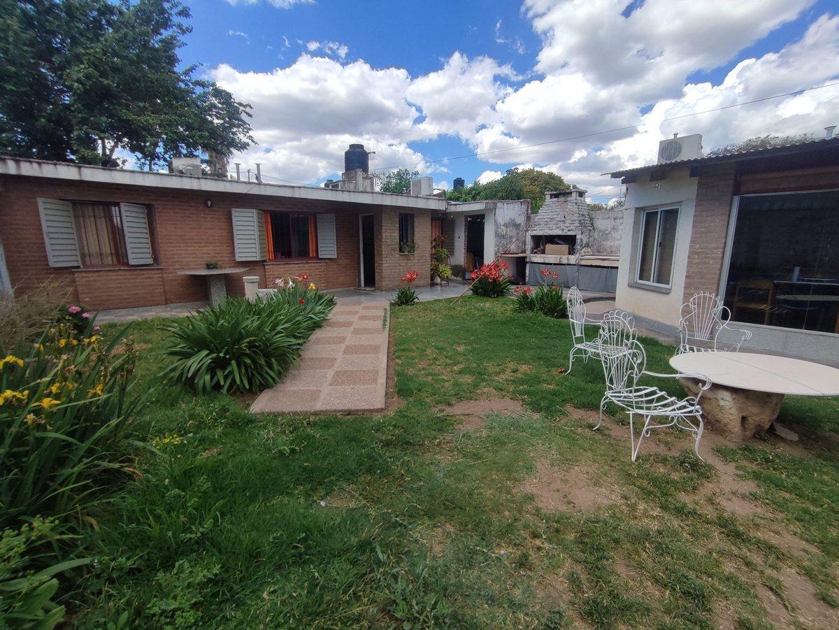 Foto de VENTA CASA 3 DORMITORIOS Y QUINCHO VILLA ALLENDE, imagen 1