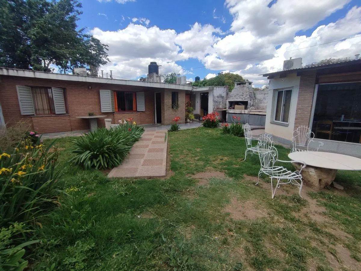VENTA CASA 3 DORMITORIOS Y QUINCHO VILLA ALLENDE 1