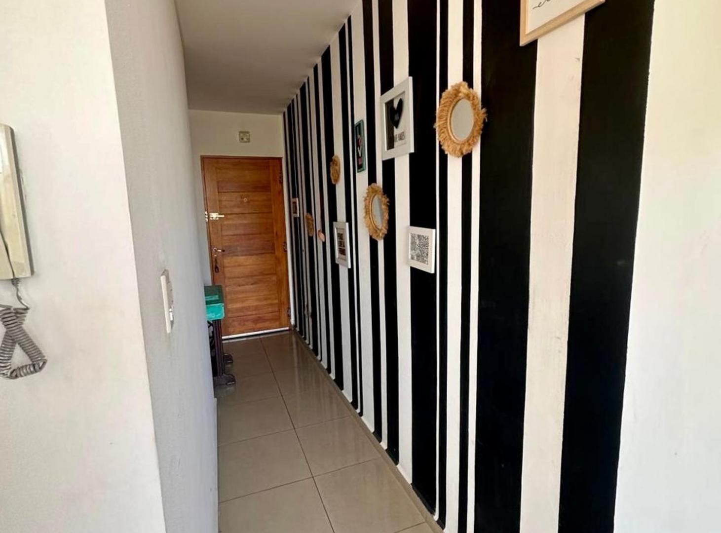 Foto de VENTA DEPTO CENTRO CARLOS PAZ 2 DORM COCHERA, imagen 2