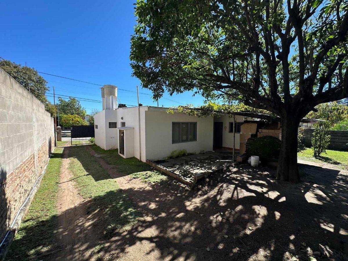 Foto de VENTA LOCAL COMERCIAL Y CASA 2 DORM SOBRE CARCANO, imagen 2