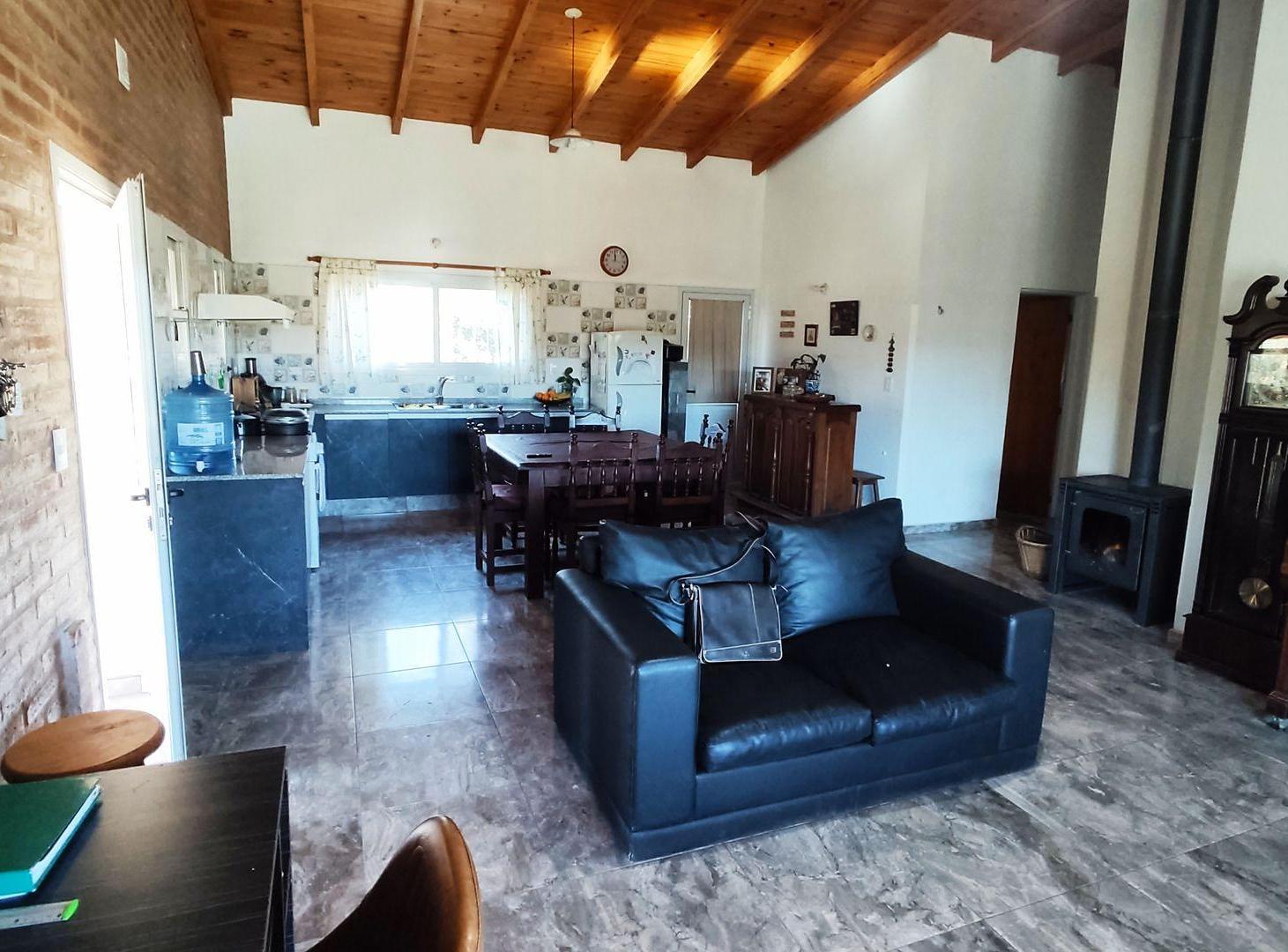 Foto de VENTA CASA 2 DORM PILETA ESCRITURA TANTI, imagen 2
