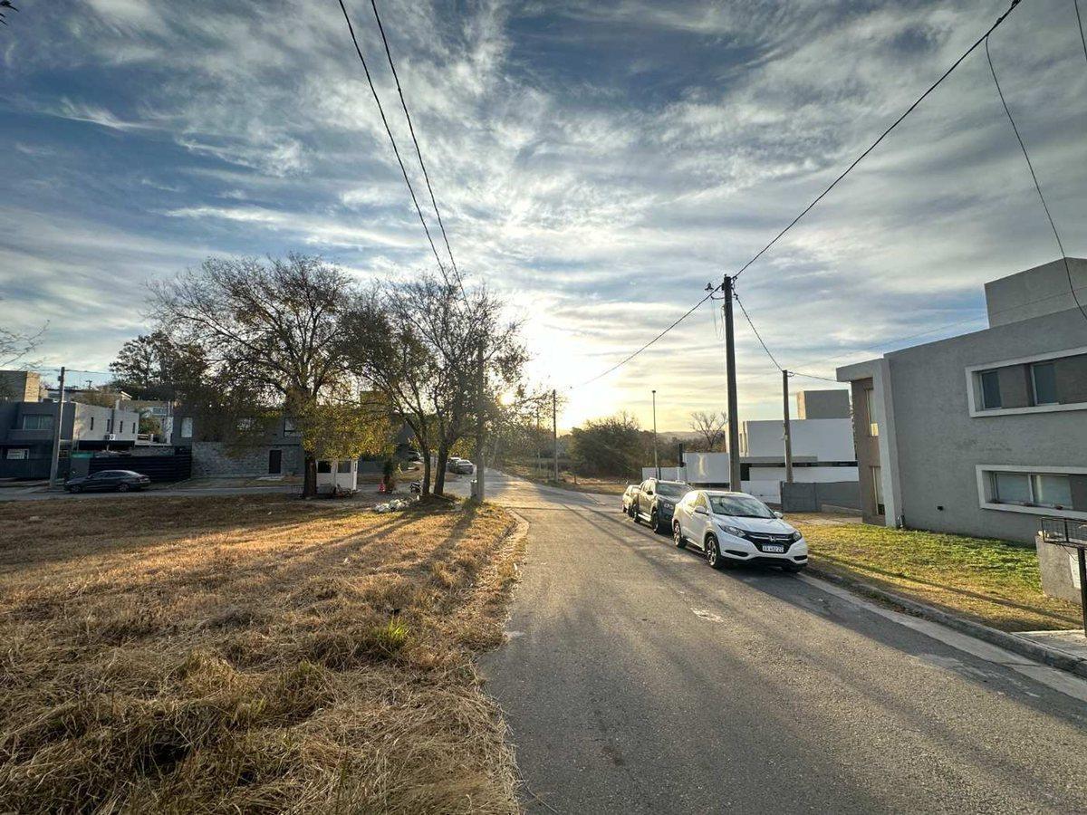 Foto de VENTA LOTE ESQUINA LOS CAROLINO APTO DUPLEX PLANO, imagen 2