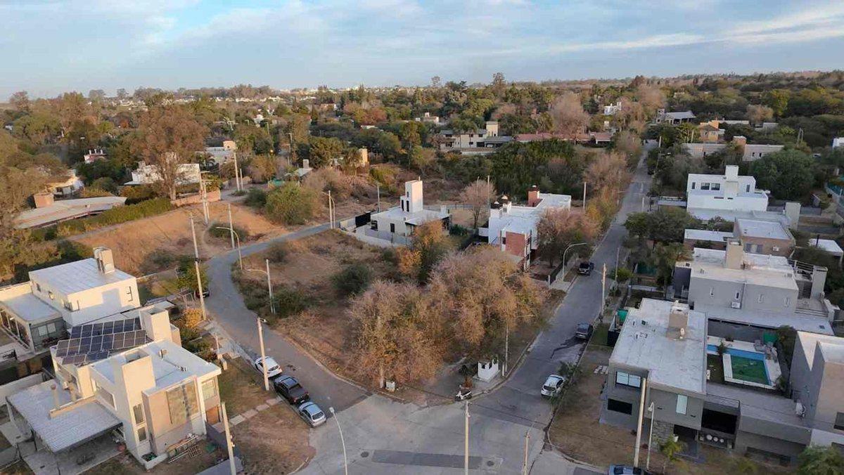 Foto de VENTA LOTE ESQUINA LOS CAROLINO APTO DUPLEX PLANO, imagen 1