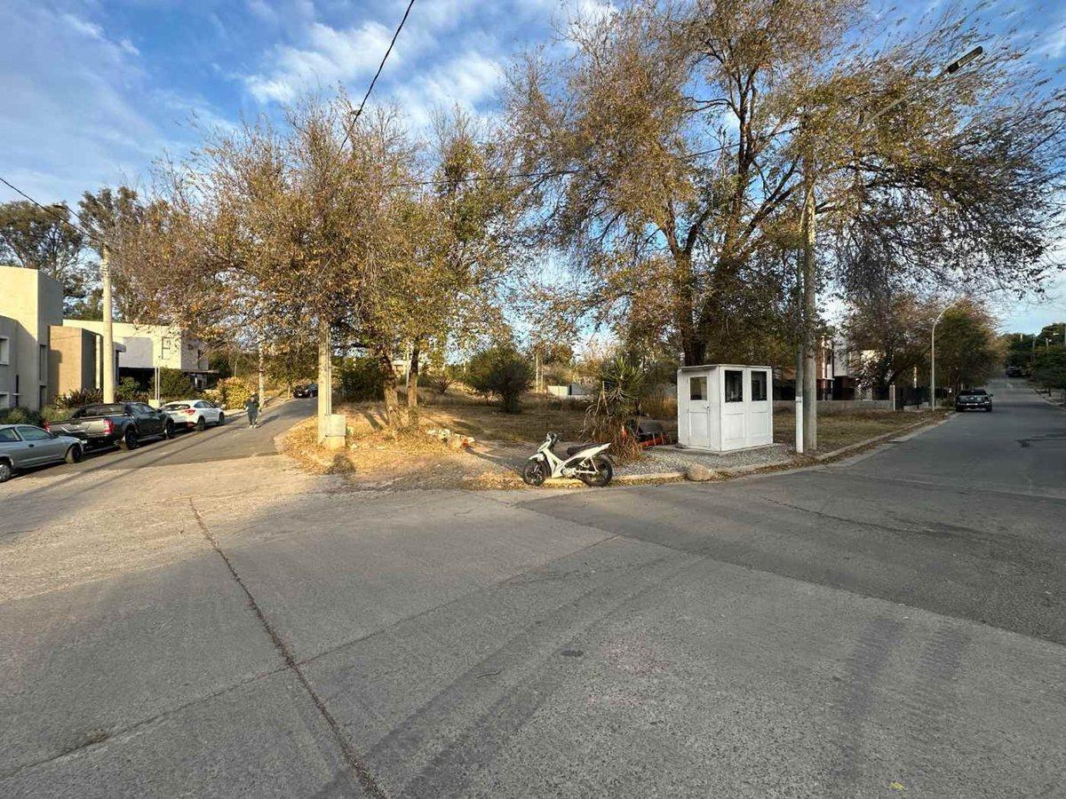 Foto de VENTA LOTE ESQUINA LOS CAROLINO APTO DUPLEX PLANO, imagen 4