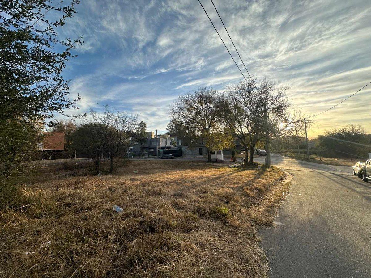 Foto de VENTA LOTE ESQUINA LOS CAROLINO APTO DUPLEX PLANO, imagen 3