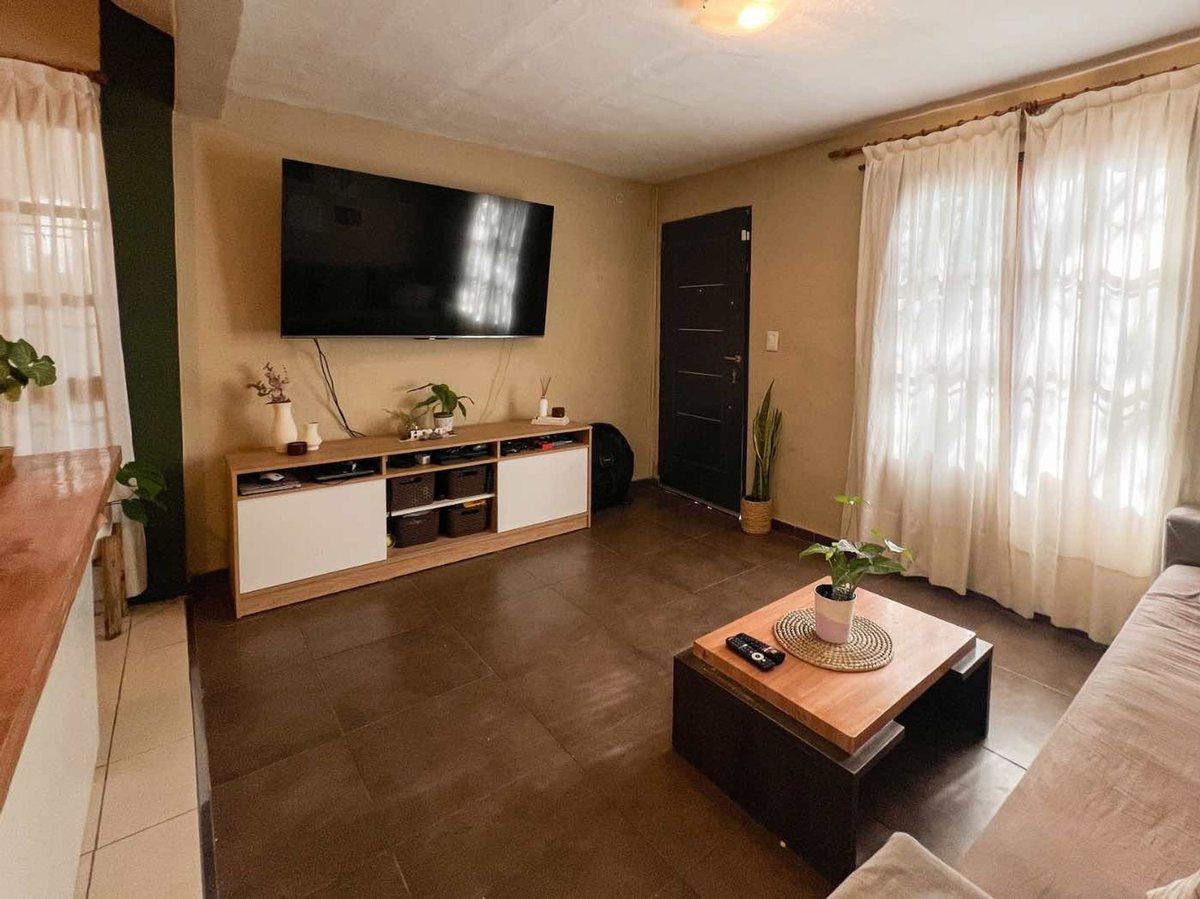 Foto de VENTA CASA 2 DORM Y ESCRITORIO SOLARES DE ARGÜELLO, imagen 2