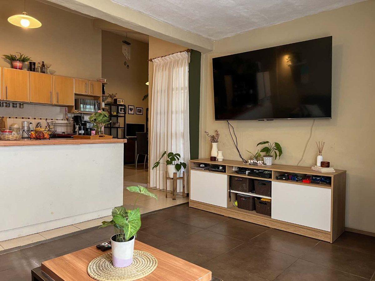 Foto de VENTA CASA 2 DORM Y ESCRITORIO SOLARES DE ARGÜELLO, imagen 1