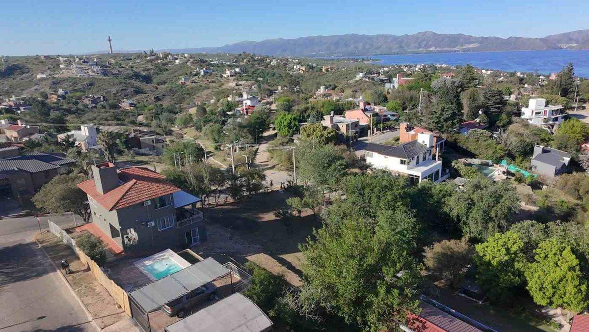 Foto de VENTA CASA VILLA DEL LAGO 3 DORM PILETA VISTA LAGO, imagen 1
