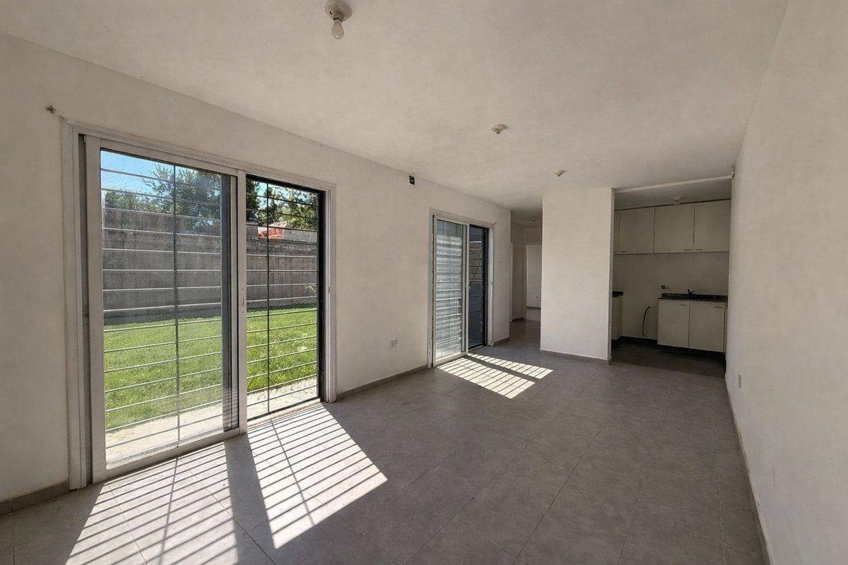 Foto de VENTA DÚPLEX 3 DORM CON PATIO Y COCHERA SALDAN, imagen 1