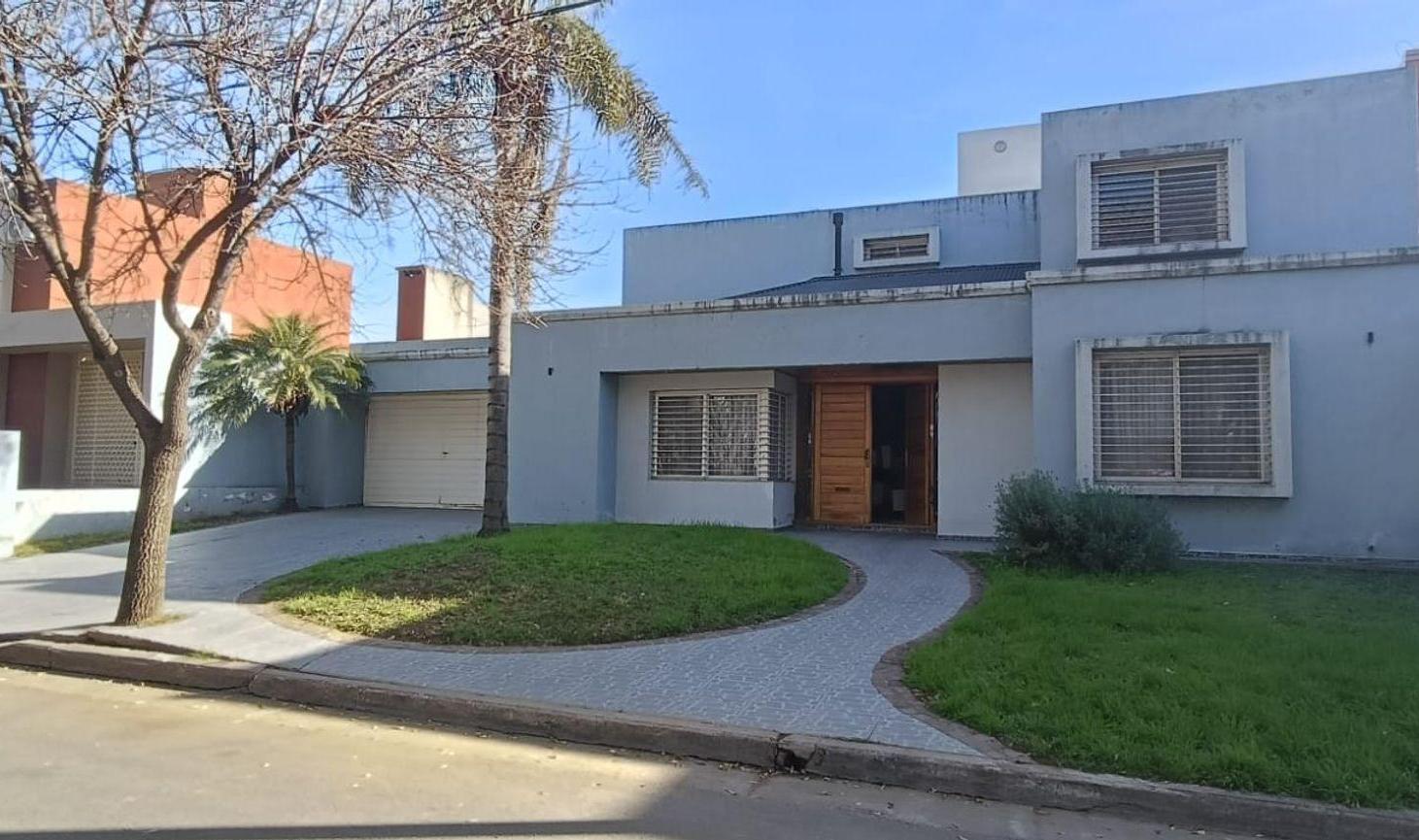 VENDE CASA 4DORMITORIOS ESCRITORIO PILETA TEJAS II