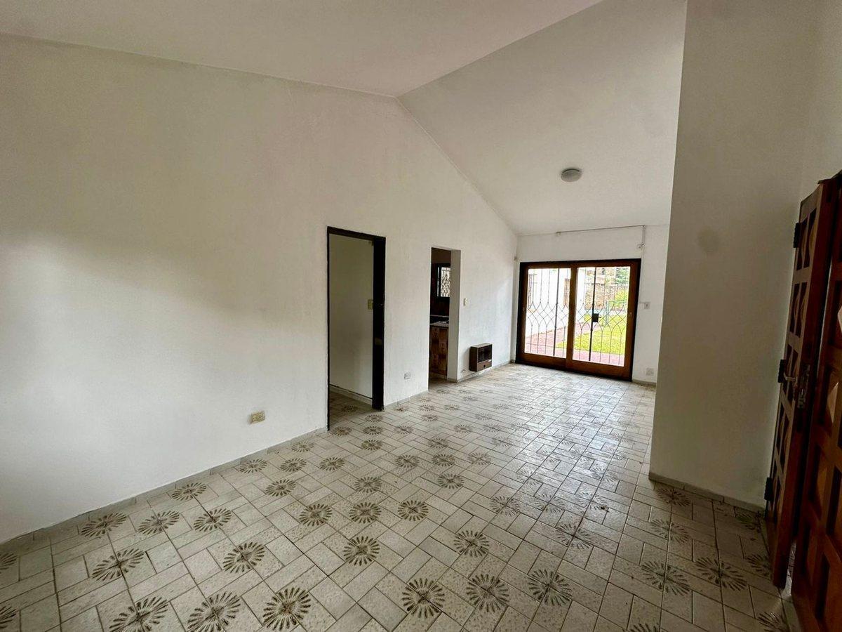 Foto de Venta casa Centenario a refaccionar 4 dormitorios, imagen 3