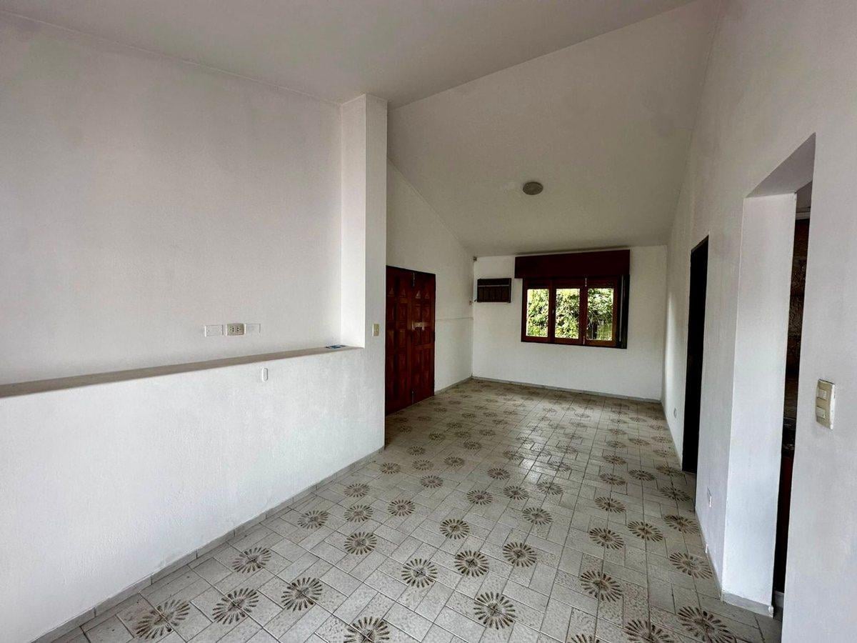 Foto de Venta casa Centenario a refaccionar 4 dormitorios, imagen 1