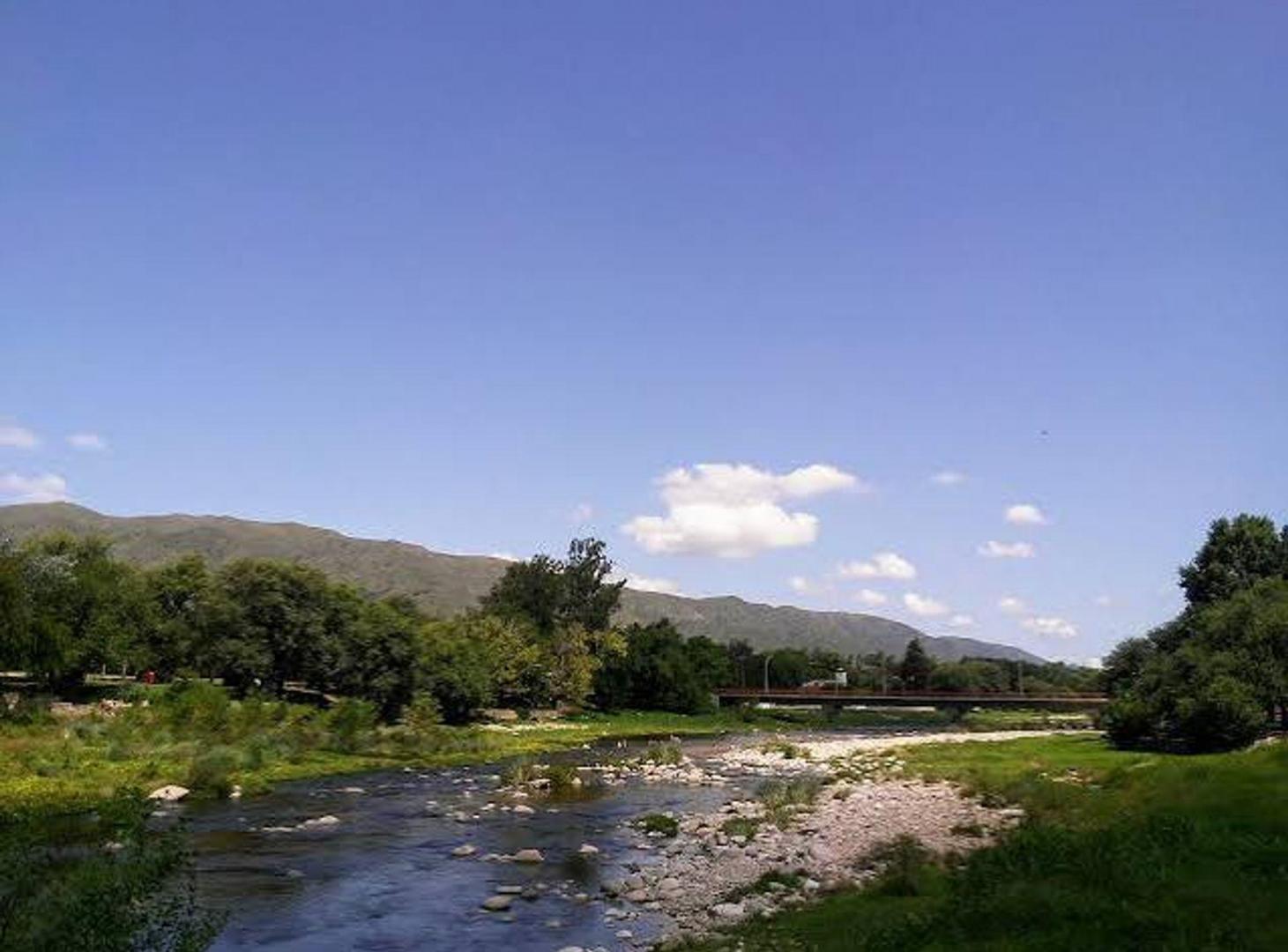 Foto de VENTA TERRENO PLANO EN COSQUIN 1450M2, imagen 1