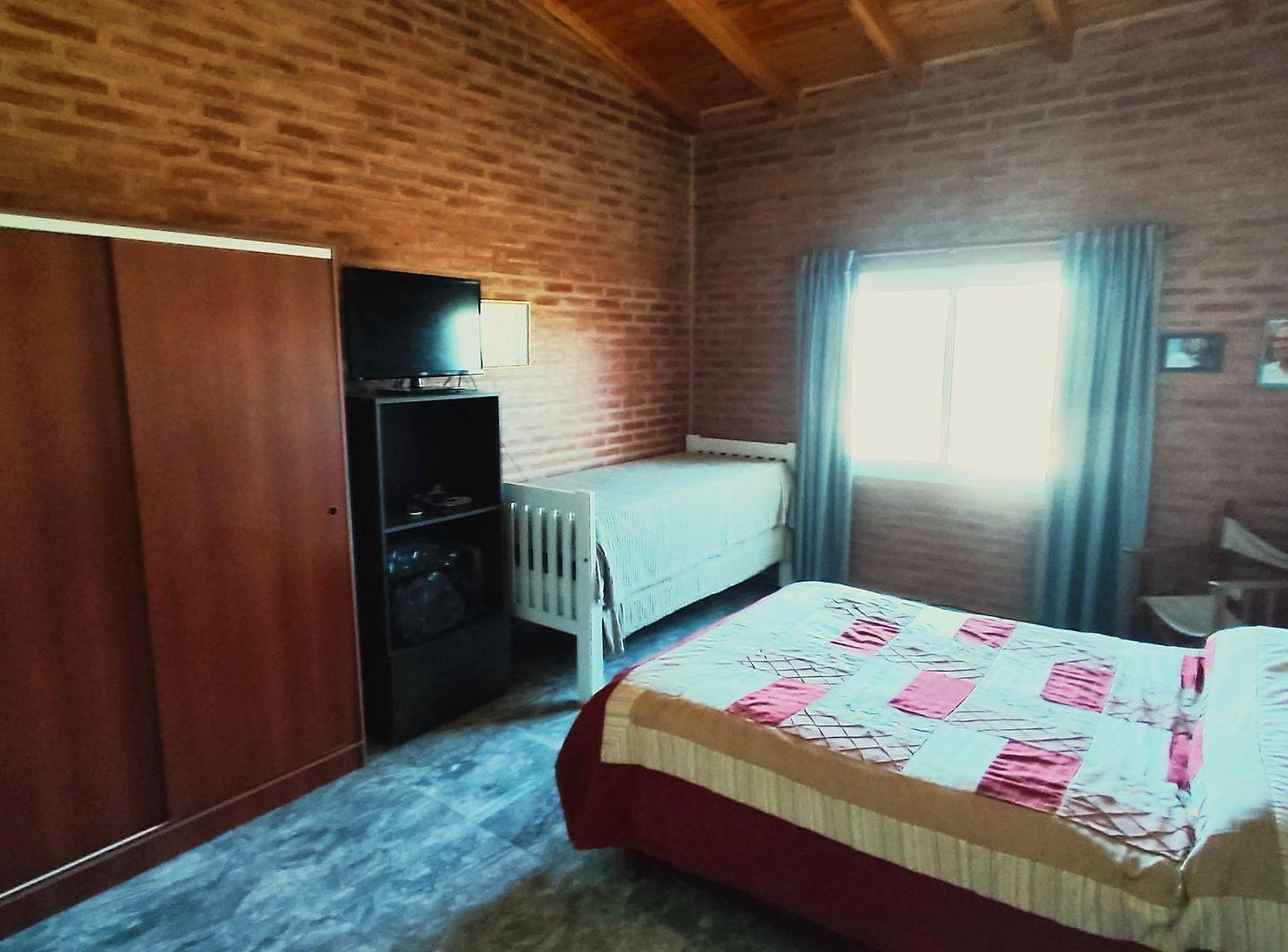 Foto de VENTA CASA 2 DORM PILETA ESCRITURA TANTI, imagen 4