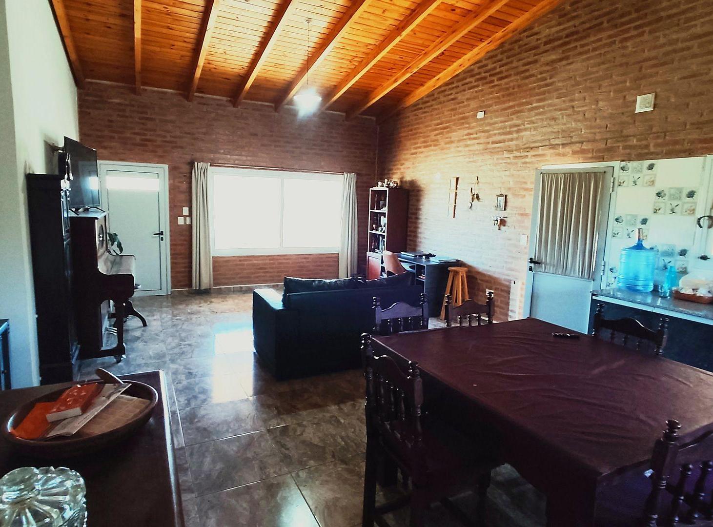 Foto de VENTA CASA 2 DORM PILETA ESCRITURA TANTI, imagen 2