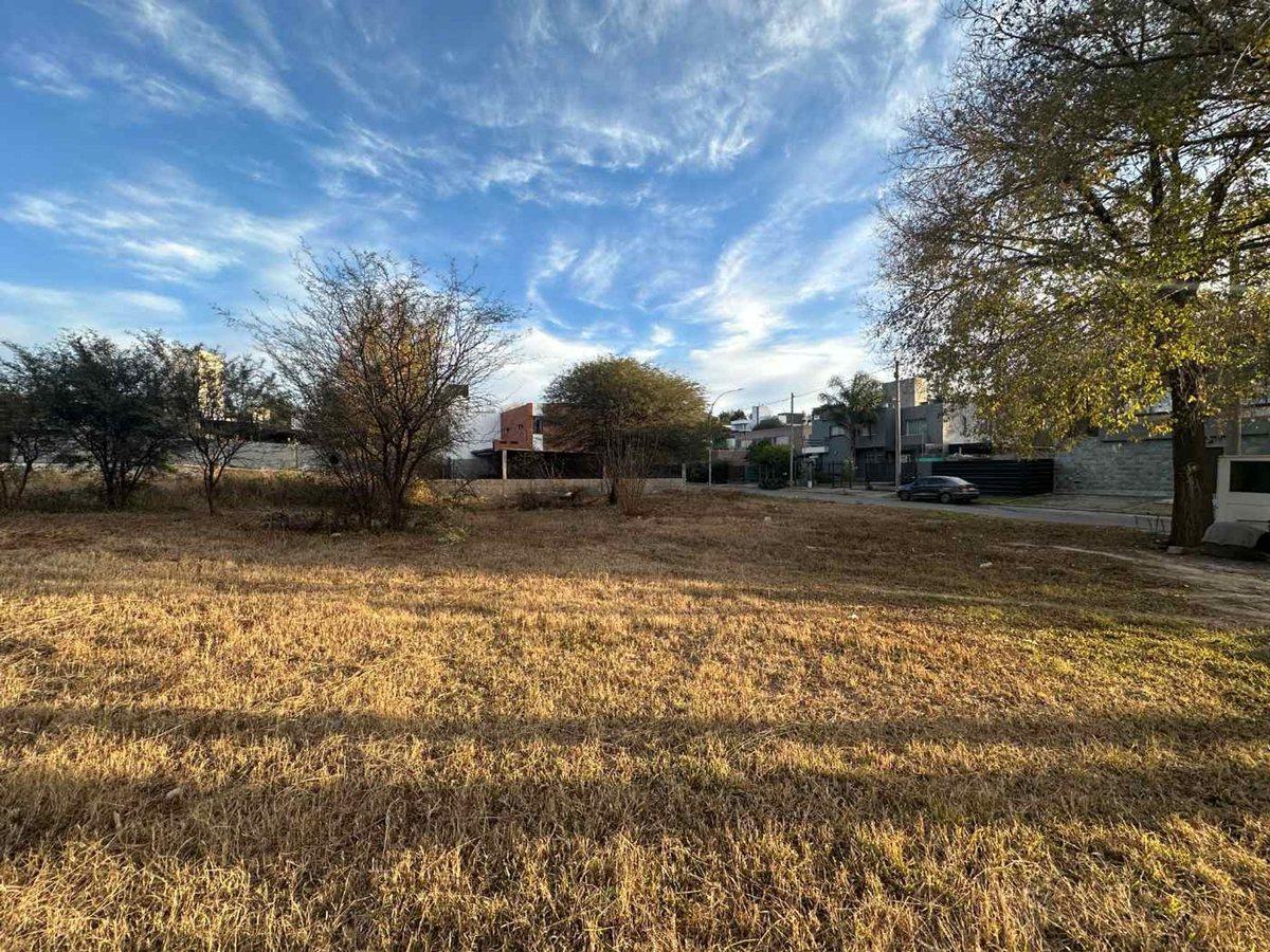 Foto de VENTA LOTE ESQUINA LOS CAROLINO APTO DUPLEX PLANO, imagen 3