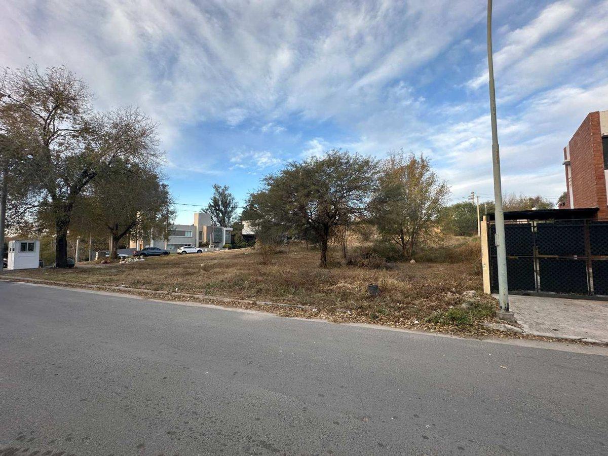 Foto de VENTA LOTE ESQUINA LOS CAROLINO APTO DUPLEX PLANO, imagen 2