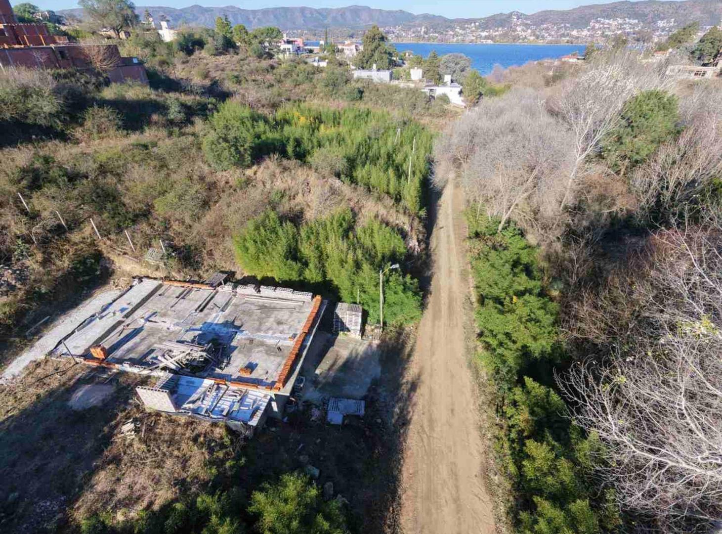 Foto de LOTE 700 M2 CON MEJORAS VILLA DEL LAGO CARLOS PAZ, imagen 1