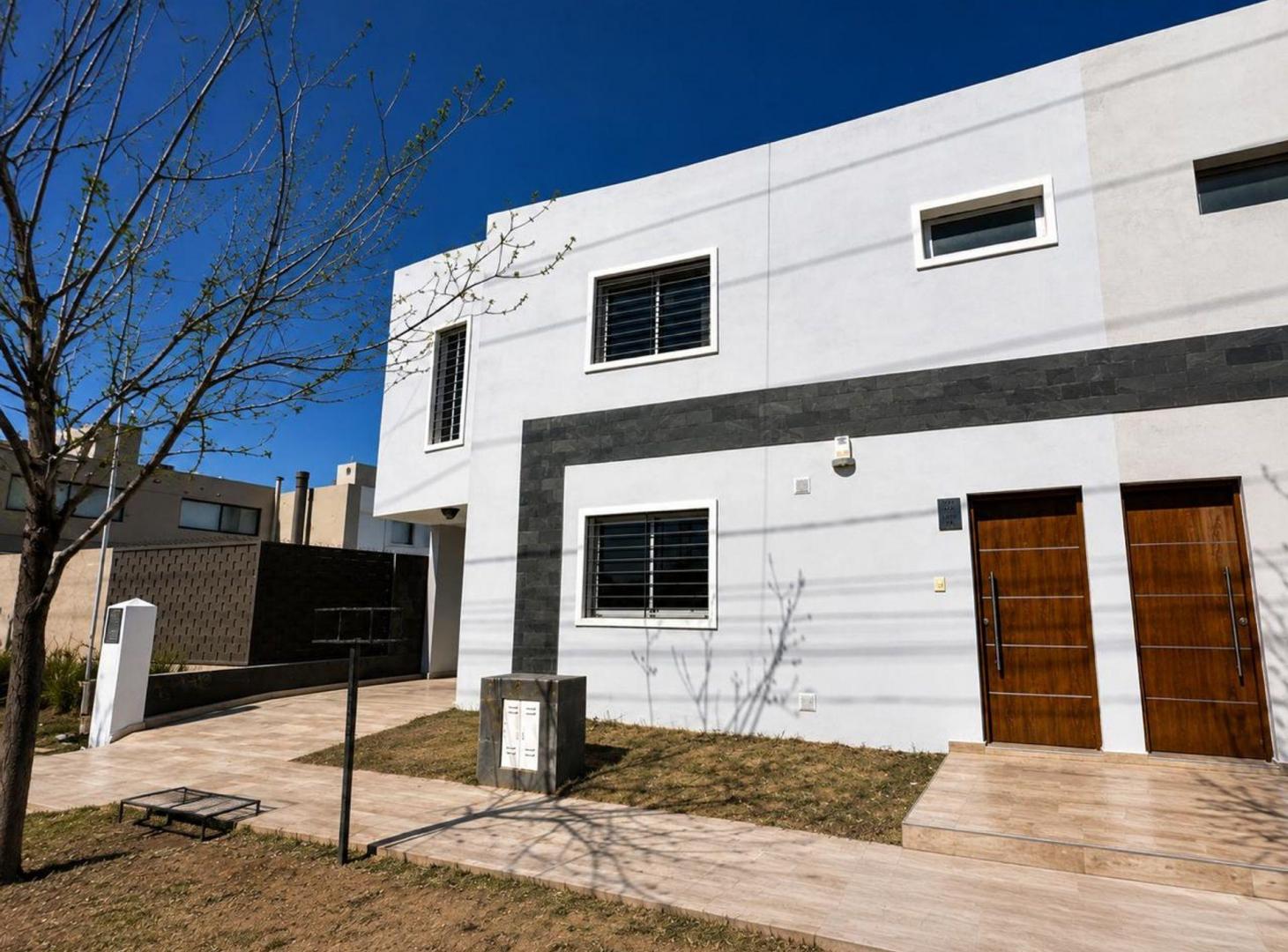 Foto de Venta Duplex Chacras del Norte frente a plaza, imagen 1