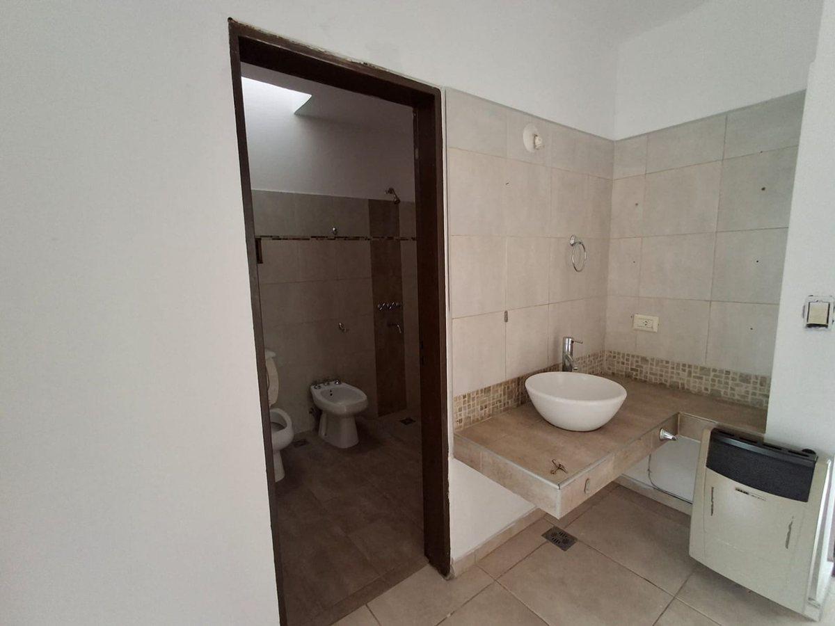 Foto de VENTA DUPLEX 2 DORM DEP LOMAS SUR VILLA ALLENDE, imagen 3
