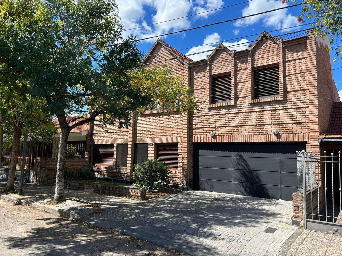Foto de VENTA CASA 4 DORMITORIOS PILETA BARRIO URCA, imagen 2