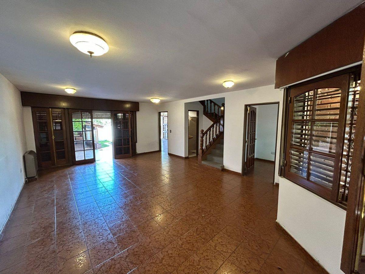 Foto de VENTA CASA 4 DORMITORIOS PILETA BARRIO URCA, imagen 3