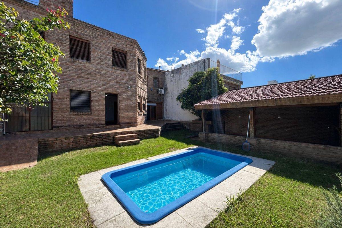 Foto de VENTA CASA 4 DORMITORIOS PILETA BARRIO URCA, imagen 1