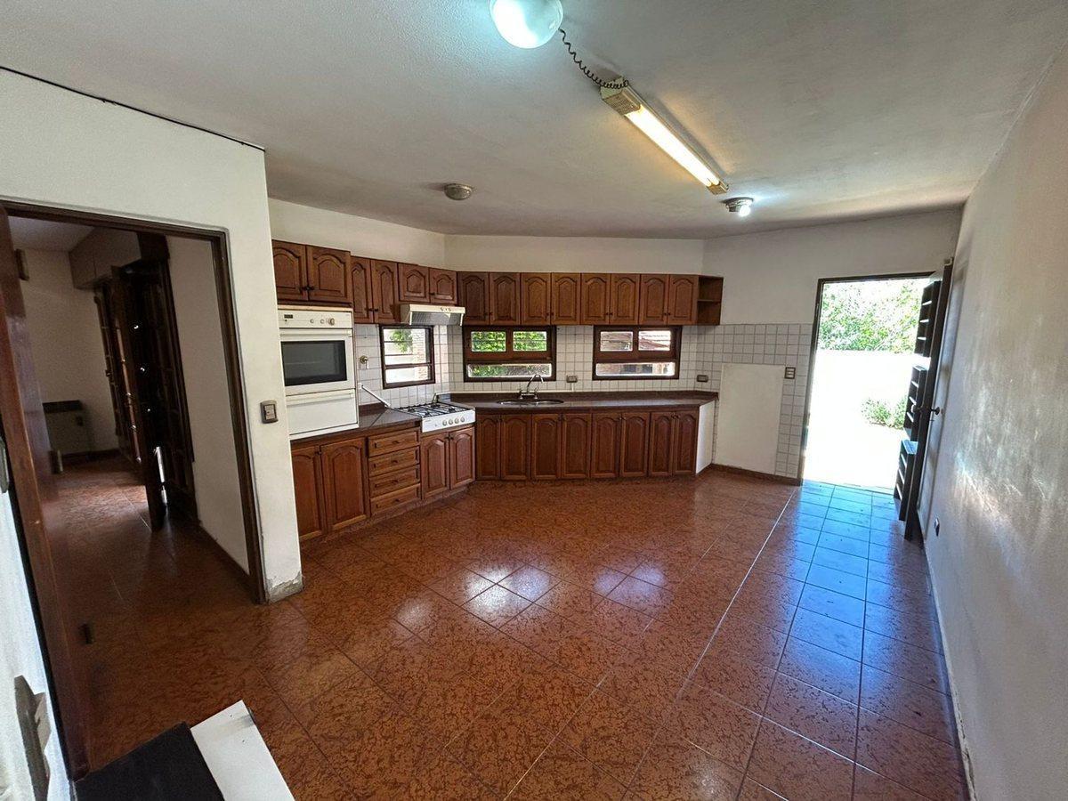Foto de VENTA CASA 4 DORMITORIOS PILETA BARRIO URCA, imagen 4